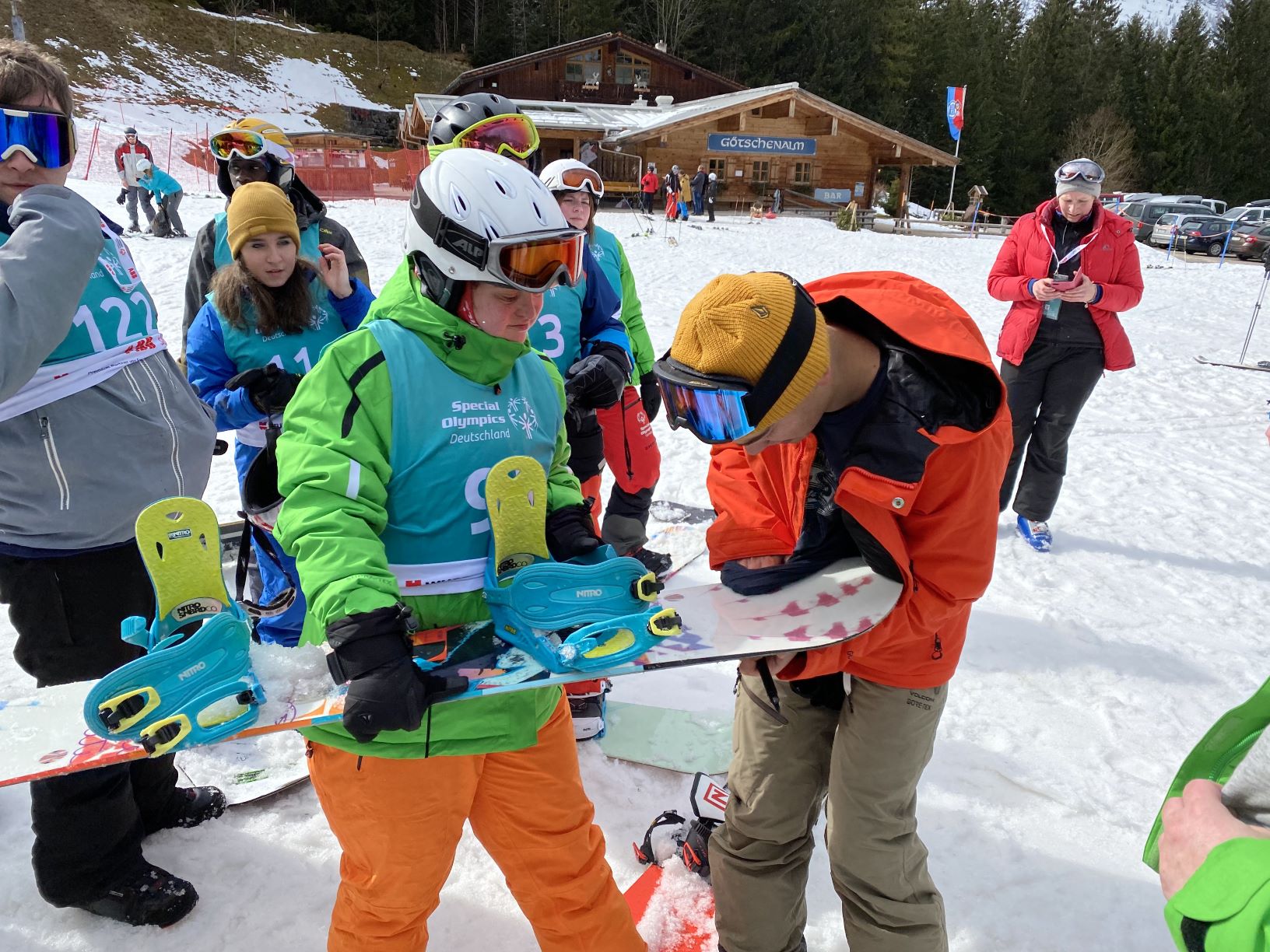 "Autogrammstunde" am Götschen: Halfpipe Snowboarder André Höflich mit den Special Olympics Athletinnen und Athleten. Foto: SOD/Sandra Portenschlager