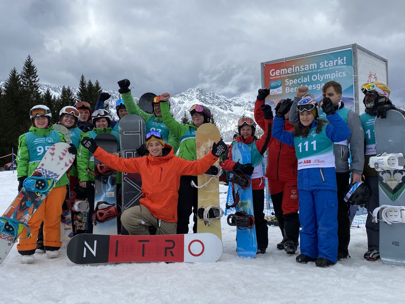 André Höflich zusammen mit den Snowboard Athletinnen und Athleten am Götschen. Foto: SOD/Sandra Portenschlager